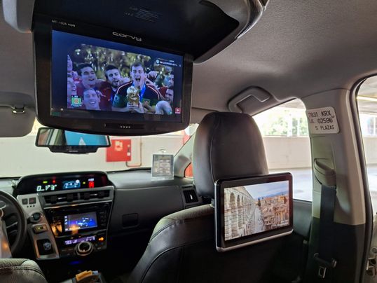 Televisión en un taxi