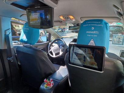 Interior de un taxi con tv